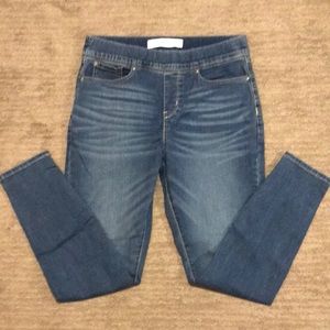 Signature Levi Strauss Totally Shaping Pull-On Skinny Women’s Jeans.